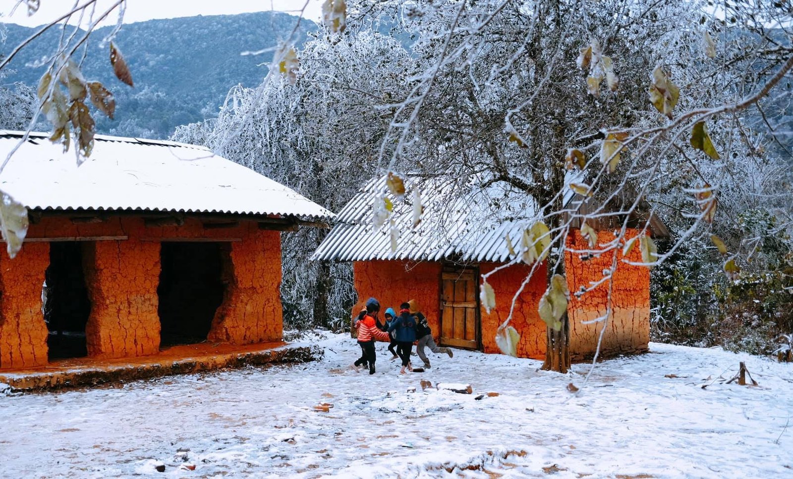 Children play in Sapa in winter