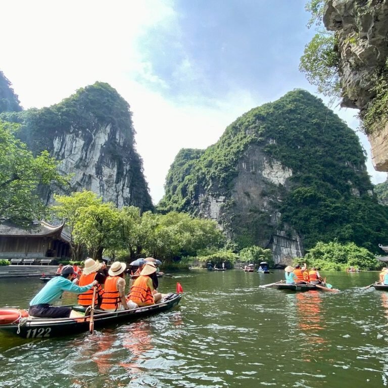 boat to Trang An