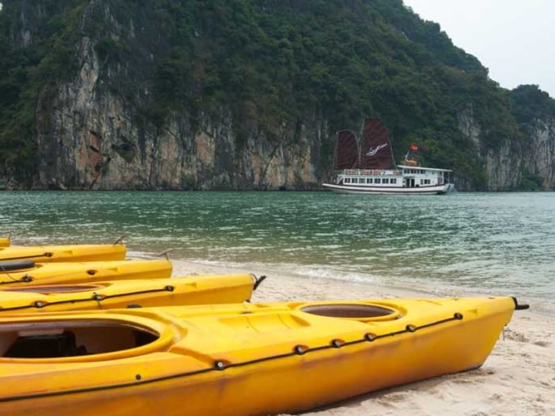 Bai Tu Long Bay