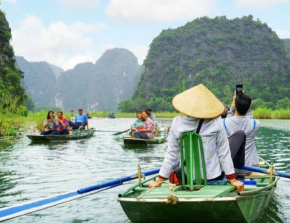 Tam Coc Boat Tour: Exploring Caves, Pagodas & Stunning Scenery