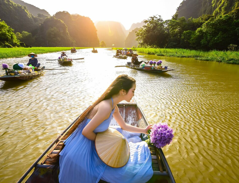 Tam Coc Boat Tour: Exploring Caves, Pagodas & Stunning Scenery