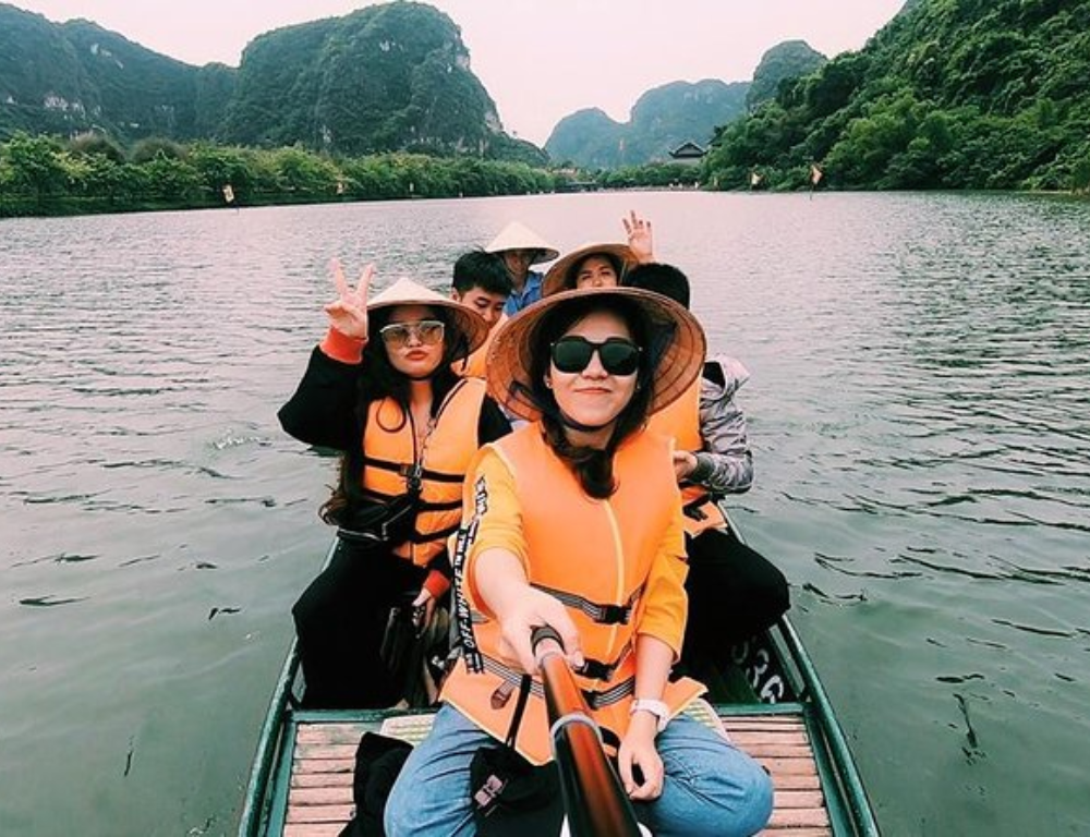 Tam Coc Boat Tour: Exploring Caves, Pagodas & Stunning Scenery