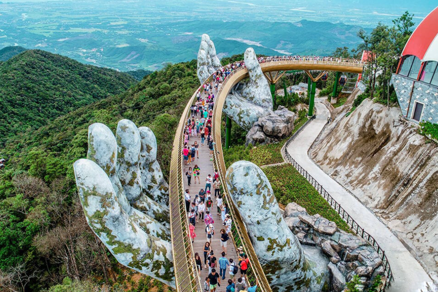 Travel Guides To Golden Bridge Da Nang Vietnam