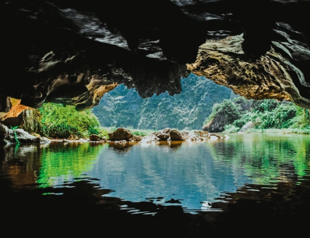 Tam Coc Boat Tour: Exploring Caves, Pagodas & Stunning Scenery