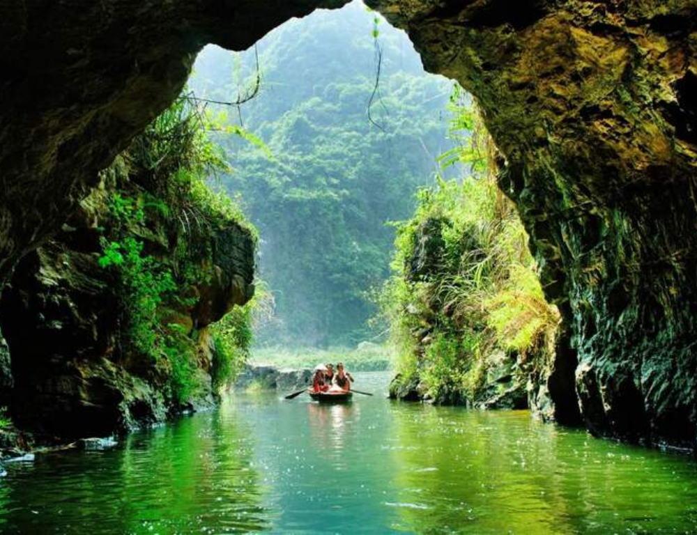 Tam Coc Boat Tour: Exploring Caves, Pagodas & Stunning Scenery