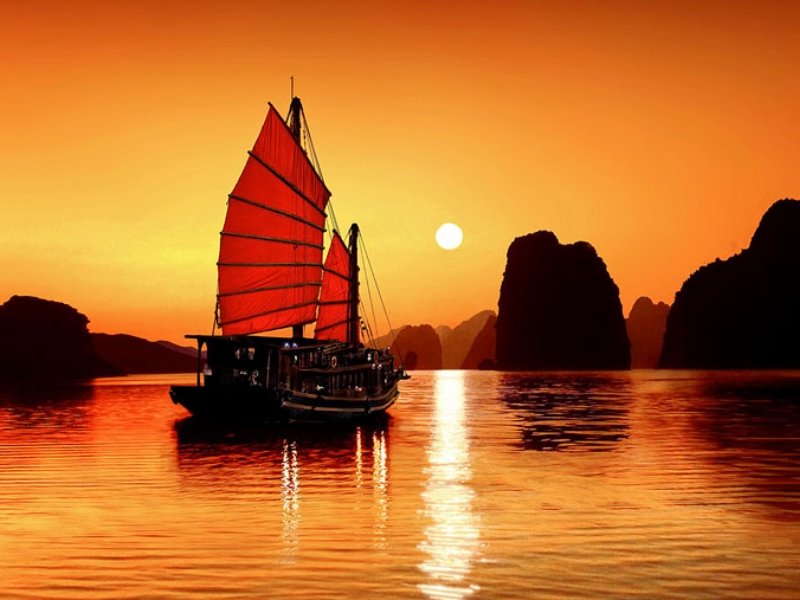 Sunrise and Sunset in Halong Bay: Magical Moments You Can't Miss