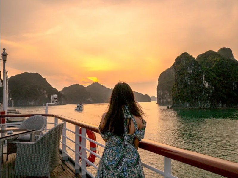 Sunrise and Sunset in Halong Bay: Magical Moments You Can't Miss