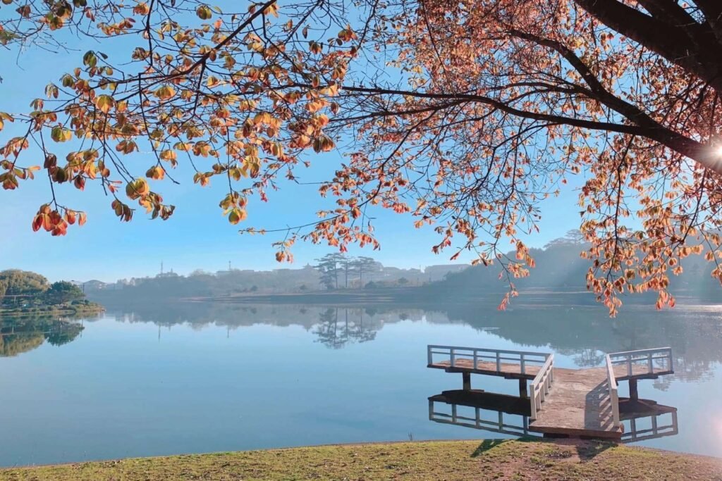 Explore the Scenic Views of Xuan Huong Lake in Da Lat