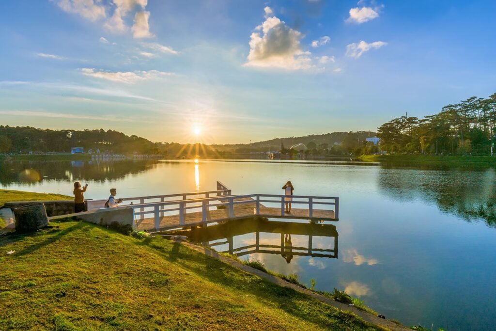 Explore the Scenic Views of Xuan Huong Lake in Da Lat