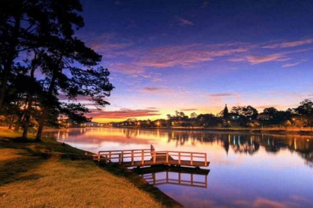 Explore the Scenic Views of Xuan Huong Lake in Da Lat