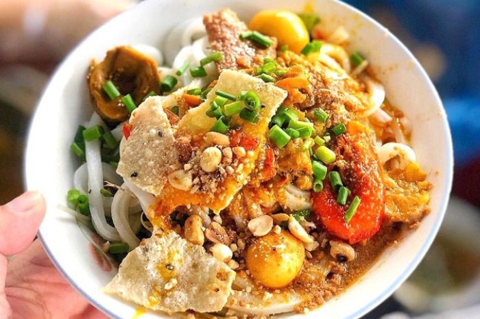 things to do in Central Vietnam: try mi quang hoi an