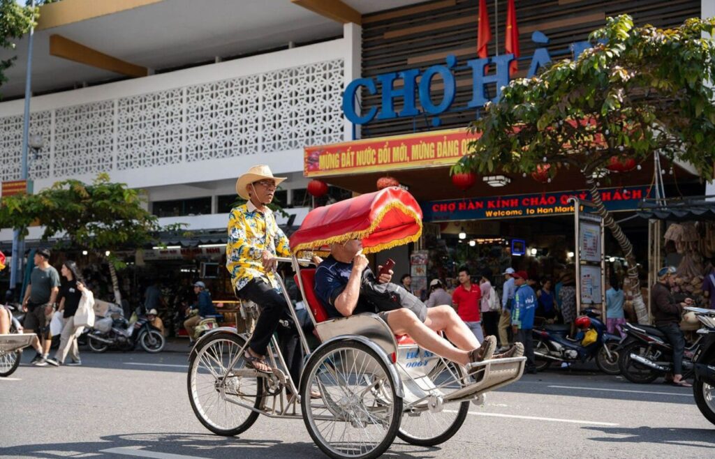 time to start your afternoon cyclo ride in Vietnam