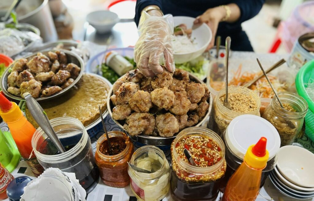 bun cha in dong xuan market