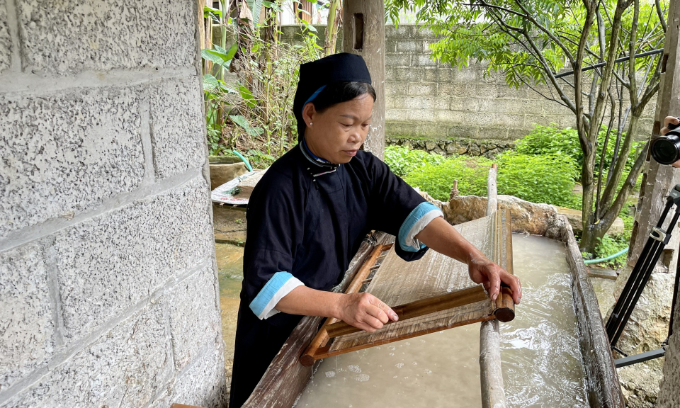 Dìa Trên Hamlet, Cao Bằng, is famous for its traditional bản paper making craft.