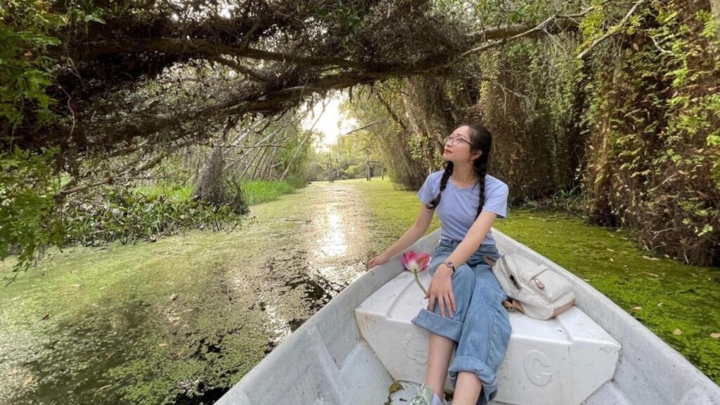 tips for visiting floating villages in Vietnam