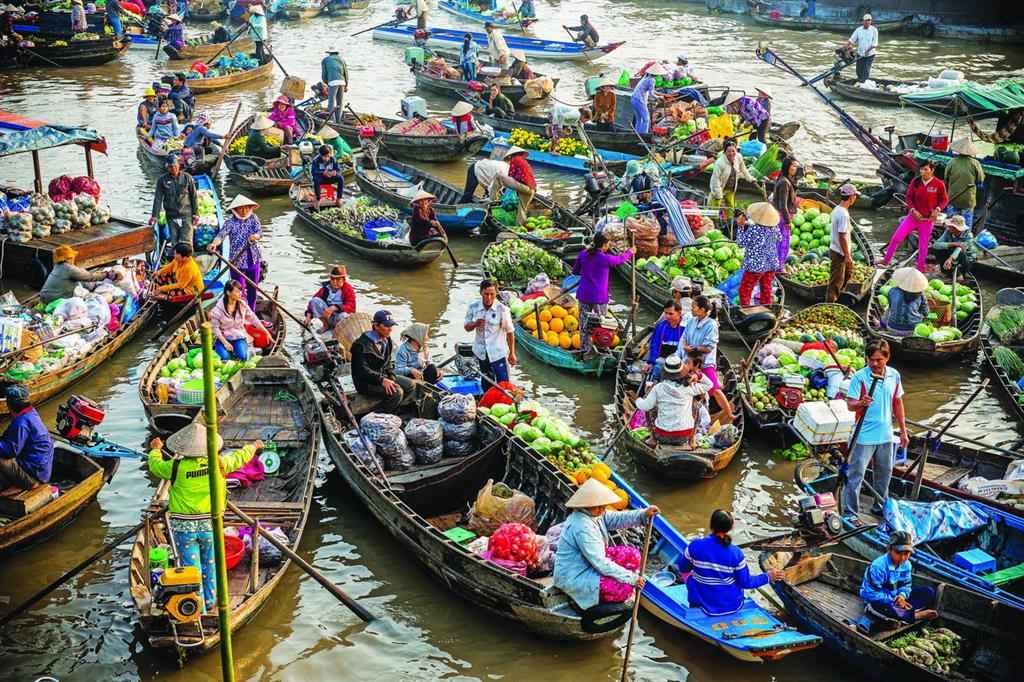 must-try foods at Vietnamese floating market