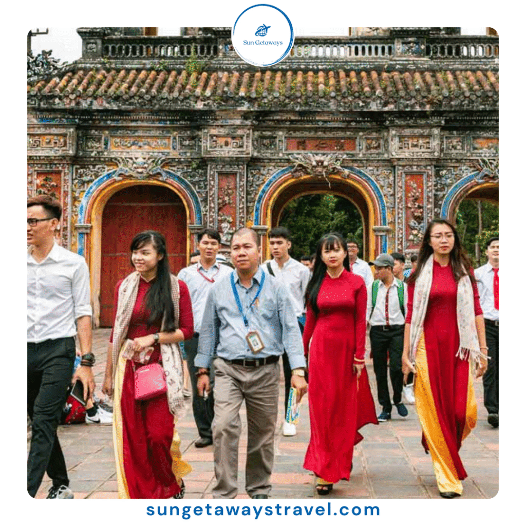 Local Guide vs Tour Guide in Vietnam: Pros and Cons