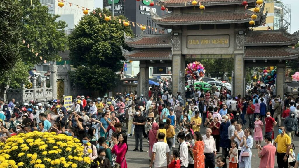 visit temple during tet
