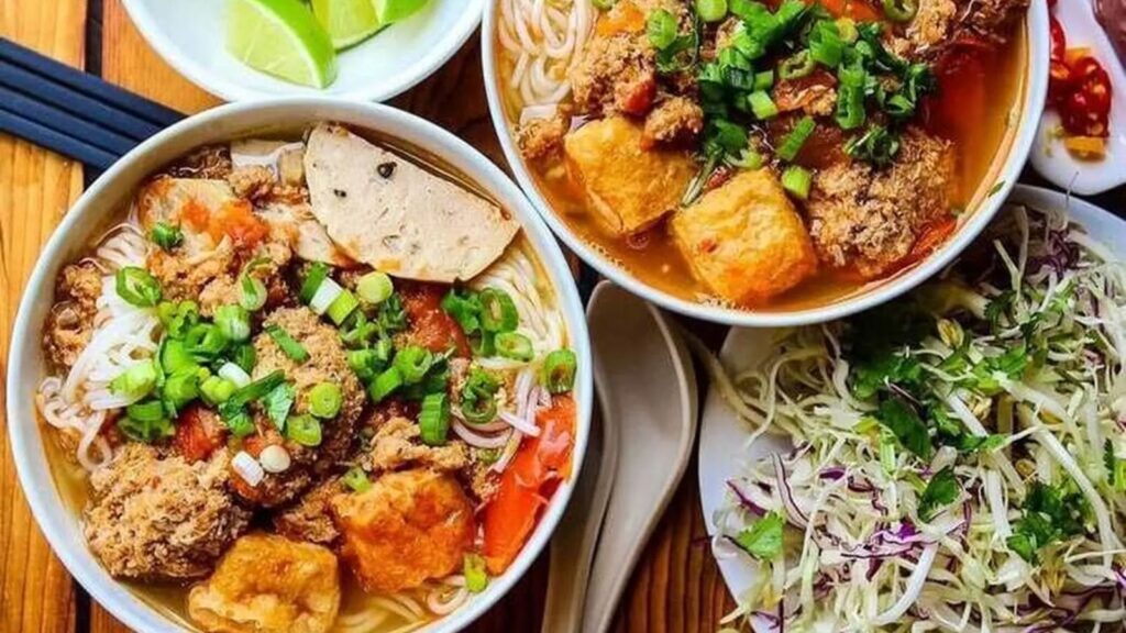 Vietnamese bun rieu eating 