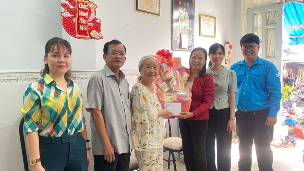 using both hands in Vietnamese gift culture