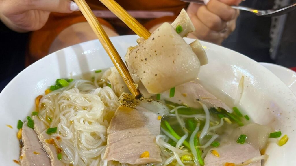 explore the Vietnamese hu tieu