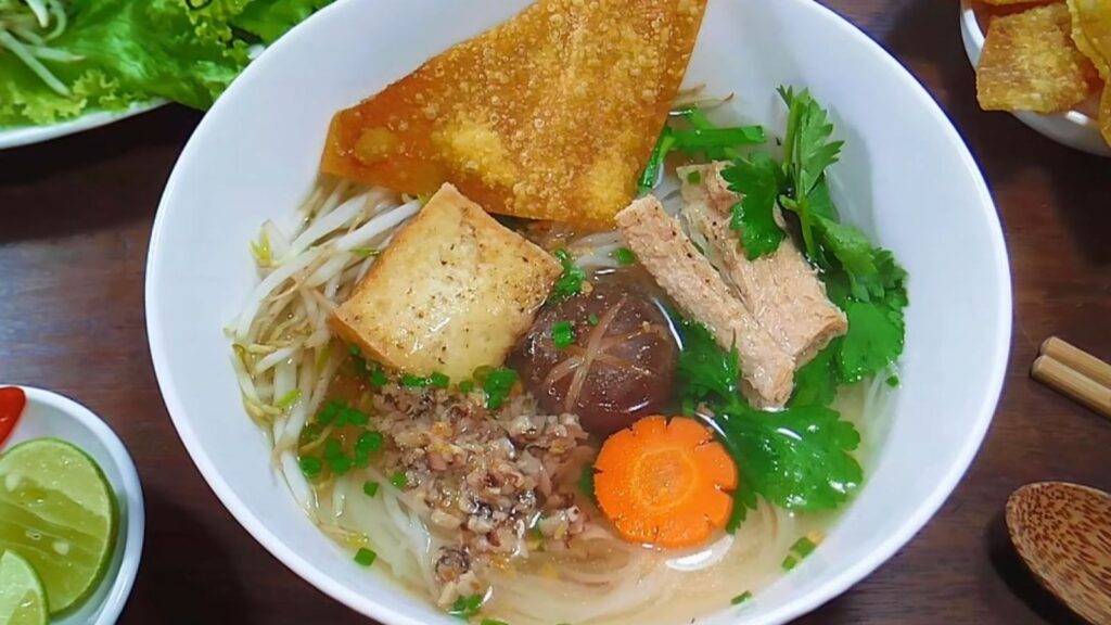 eat Vietnamese hu tieu