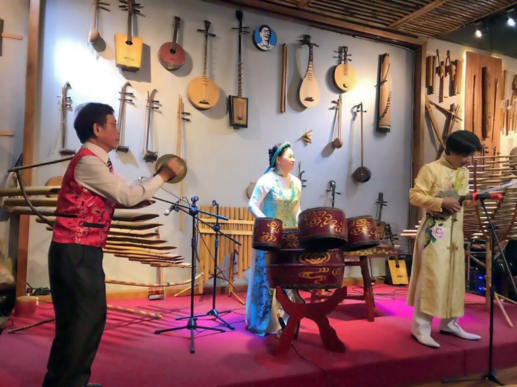 Vietnamese musical instrument craft