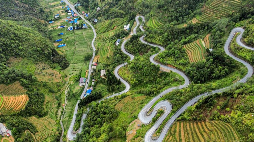 experience the sky paths in Ha Giang