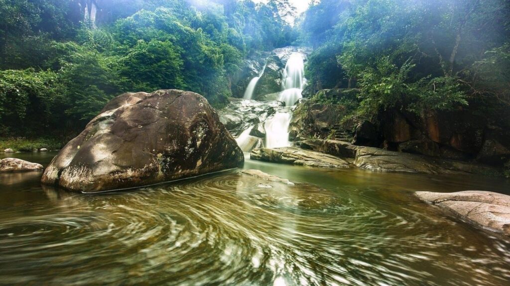streams in Vietnam khe van