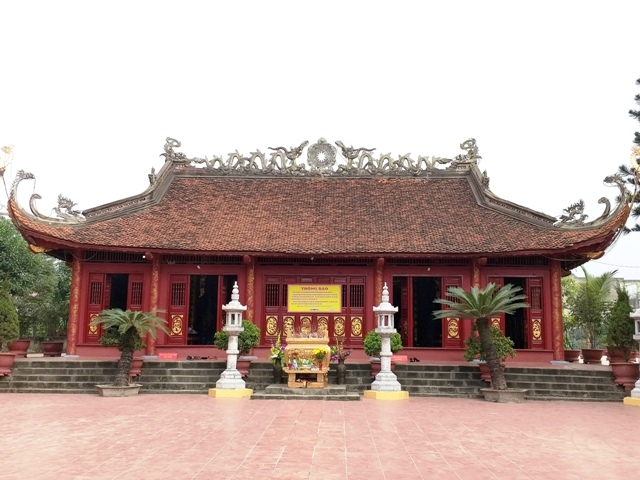 Temples and shrines dedicated to Vietnamese Dao Mau regularly host ceremonies throughout the lunar calendar.